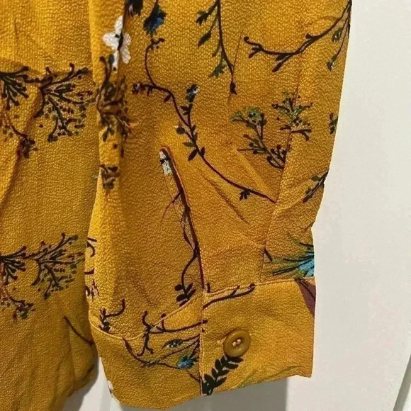 SOTEER BUTTON DOWN DARK FLORAL BLOUSE SIZE MEDIUM - Picture 3 of 5